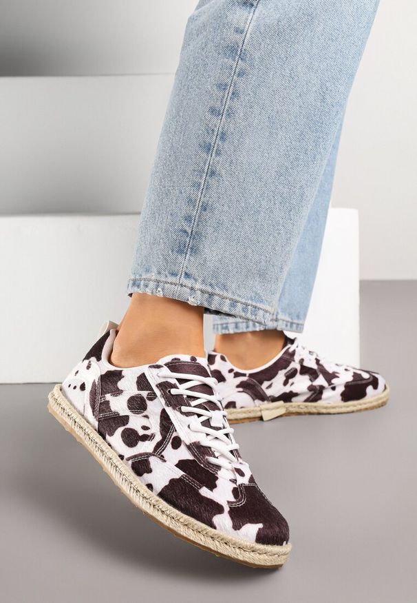 Born2be - Brązowo-Białe Sneakersy w Stylu Klasycznych Tenisówek z Plecioną Podeszwą Ozdobione Wzorem w Łaty Fevanelle. Okazja: na co dzień. Kolor: brązowy. Materiał: jeans. Wzór: aplikacja