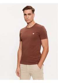 Guess T-Shirt M2YI24 J1314 Brązowy Slim Fit. Kolor: brązowy. Materiał: bawełna