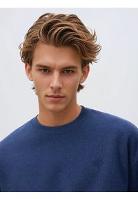 Reserved - Bluza z drobnym haftem - granatowy. Kolor: niebieski. Materiał: dzianina, bawełna. Wzór: haft #1