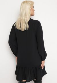 Born2be - Czarna Koszulowa Sukienka Mini z Falbanką Brindel. Kolor: czarny. Typ sukienki: koszulowe. Długość: mini #5