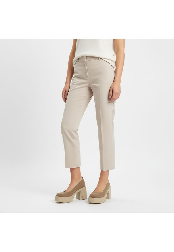 Półbuty damskie Karino, stabilny słupek podwyższona platforma miękka cholewka zabudowany przód masywna podeszwa, beżowe, 5996/007-P. Okazja: na co dzień. Kolor: beżowy. Materiał: zamsz, skóra. Szerokość cholewki: normalna. Obcas: na platformie. Styl: casual, elegancki. Wysokość obcasa: średni