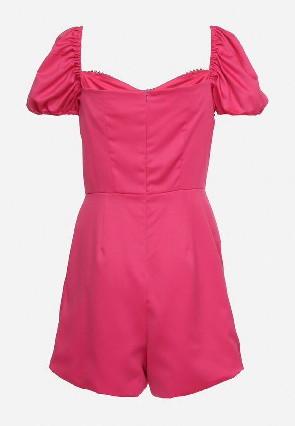 Born2be - Fuksjowy Krótki Kombinezon ze Zdobieniem z Cyrkonii w Kształcie Serca Nanthelle. Kolor: różowy. Długość: krótkie. Wzór: aplikacja