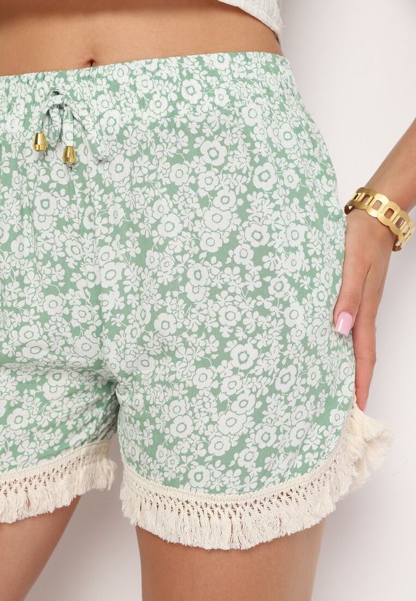 Born2be - Jasnozielone Luźne Wiskozowe Szorty w Kwiaty z Gumką w Pasie Ozdobione Frędzlami Nalifea. Kolor: zielony. Materiał: wiskoza. Wzór: kwiaty, aplikacja. Styl: boho