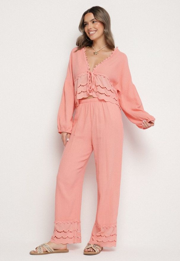 Born2be - Różowy Bawełniany Komplet z Ażurowymi Zdobieniami Wiązana Bluzka i Spodnie Savurielle. Kolor: różowy. Materiał: bawełna. Wzór: aplikacja, ażurowy