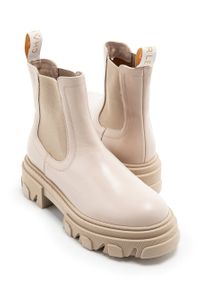 Charles Footwear sztyblety skórzane Mey damskie kolor beżowy na platformie. Nosek buta: okrągły. Kolor: beżowy. Materiał: skóra. Obcas: na platformie #5