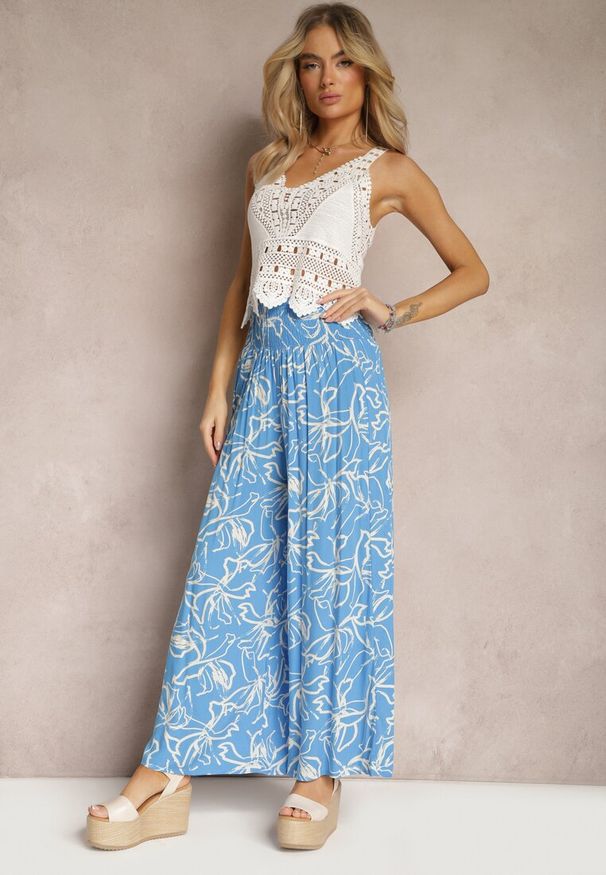 Renee - Niebieskie Spodnie Szerokie z Wiskozy High Waist w Kwiatowy Print Tepolla. Okazja: na co dzień, na plażę, na spacer. Stan: podwyższony. Kolor: niebieski. Materiał: wiskoza. Wzór: kwiaty, nadruk. Sezon: lato. Styl: casual