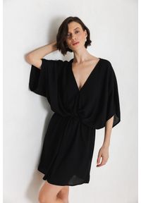 SUKIENKA RACHEL CZARNA M - Flawless. Okazja: na co dzień. Typ kołnierza: dekolt w kształcie V. Kolor: czarny. Styl: klasyczny, casual