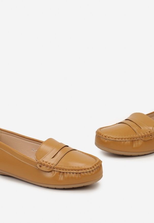 Born2be - Brązowe Mokasyny na Płaskiej Podeszwie z Ozdobnym Przeszyciem Nireva. Kolor: brązowy. Obcas: na płaskiej podeszwie. Styl: elegancki