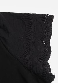 Born2be - Czarny Bawełniany T-shirt z Koronkowymi Rękawami Carilynore. Okazja: na co dzień. Kolor: czarny. Materiał: bawełna, koronka. Wzór: gładki. Sezon: lato. Styl: casual, klasyczny #3