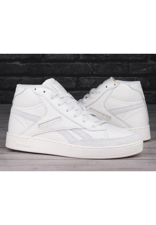 Buty męskie sportowe Reebok CLUB C FORM Hi. Kolor: biały. Materiał: materiał, syntetyk, skóra. Szerokość cholewki: normalna. Model: Reebok Club. Sport: turystyka piesza