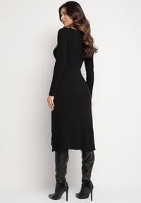 Born2be - Czarna Sweterkowa Sukienka z Wiskozą Ozdobiona Guzikami i Imitacją Kieszeni Izamines. Okazja: na co dzień. Kolor: czarny. Materiał: wiskoza. Wzór: aplikacja. Typ sukienki: dopasowane, proste. Styl: klasyczny, casual, elegancki #6