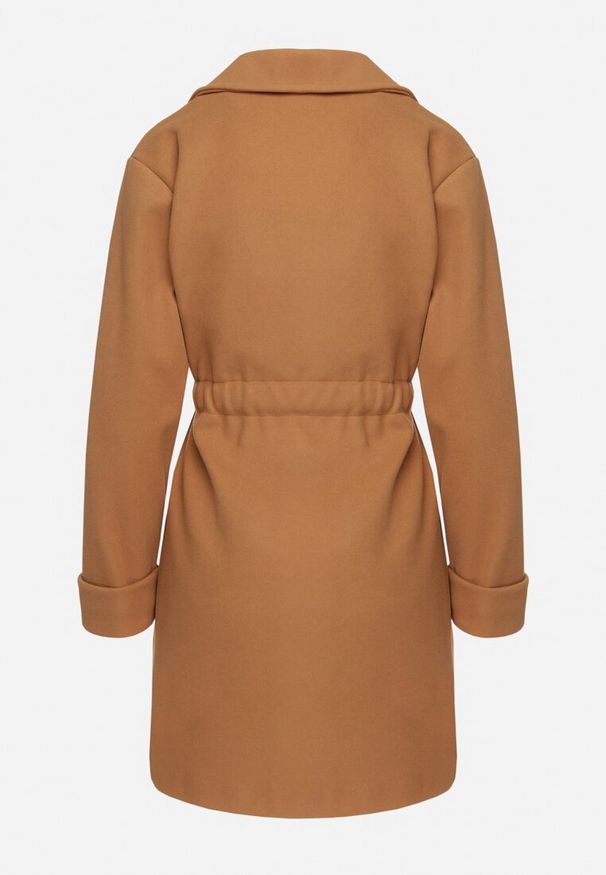 Born2be - Brązowy Płaszcz o Szlafrokowym Kroju z Marszczeniem w Talii i Wiązanym Paskiem Sartissa. Okazja: na co dzień. Kolor: brązowy. Materiał: jeans. Długość rękawa: długi rękaw. Długość: długie. Styl: elegancki, klasyczny, casual