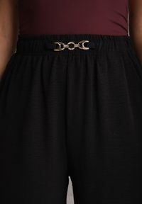 Renee - Czarne Spodnie Casual Wide Leg High Waist Zdobione Klamerką w Talii Cythiopis. Okazja: na co dzień. Stan: podwyższony. Kolekcja: plus size. Kolor: czarny. Długość: krótkie. Wzór: aplikacja. Styl: casual #4