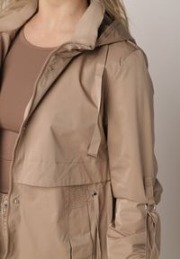 Born2be - Brązowa Kurtka w Stylu Parki z Odpinanym Kapturem i Sznurkami Enang. Okazja: na spacer. Kolor: brązowy. Materiał: prążkowany, jeans #8