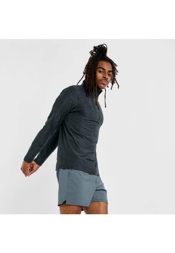 Bluza męska New Balance MT41915BKH – szara. Typ kołnierza: kołnierzyk stójkowy. Kolor: szary. Materiał: poliester, materiał. Sport: fitness