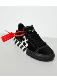 OFF-WHITE - Czarne sneakersy ze strzałami. Kolor: czarny. Materiał: zamsz, dresówka, jeans. Wzór: gładki, aplikacja