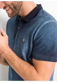 bonprix - Koszulka polo z piki z efektem wytarcia. Typ kołnierza: polo. Kolor: niebieski. Wzór: aplikacja #3