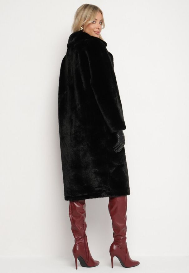 Born2be - Czarny Futrzany Płaszcz Jednorzędowy z Kieszeniami Zapinany na Guziki Parilda. Okazja: na co dzień. Kolor: czarny. Materiał: futro. Sezon: zima. Styl: casual, elegancki