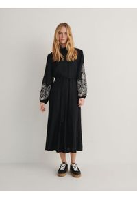Reserved - Sukienka z ozdobnym haftem - czarny. Kolor: czarny. Materiał: tkanina, wiskoza. Wzór: haft #1