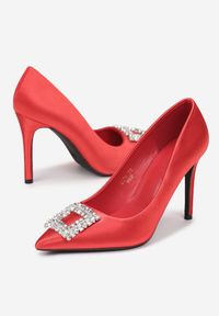 Renee - Czerwone Szpilki Satynowe z Biżuteryjną Klamerką Ozena. Nosek buta: otwarty. Kolor: czerwony. Materiał: satyna. Obcas: na szpilce. Wysokość obcasa: średni #2