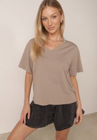 Born2be - Beżowy T-shirt z Bawełny z Trójkątnym Dekoltem Siliphe. Okazja: do pracy, na co dzień, na spotkanie biznesowe. Kolor: beżowy. Materiał: bawełna. Styl: elegancki, biznesowy, casual #1