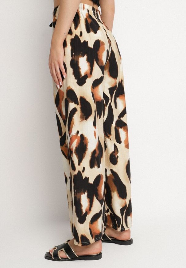 Born2be - Beżowe Spodnie z Wiskozy o Szerokim Kroju z Wysokim Stanem w Panterkę Zelmara. Okazja: na co dzień. Stan: podwyższony. Kolor: beżowy. Materiał: wiskoza. Wzór: motyw zwierzęcy. Styl: casual, elegancki