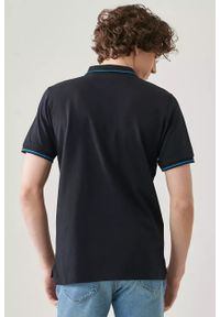Lee - LEE PIQUE POLO MĘSKIE POLO KRÓTKI RĘKAW BLACK L61ARL01 112113687. Typ kołnierza: polo. Długość rękawa: krótki rękaw. Długość: krótkie #4