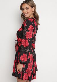 Born2be - Czarno-Czerwona Rozkloszowana Sukienka w Kwiaty z Guzikami i Wiązaniem w Talii Morila. Okazja: na co dzień. Kolor: czarny. Materiał: jeans. Wzór: kwiaty. Typ sukienki: rozkloszowane. Styl: klasyczny, elegancki, casual
