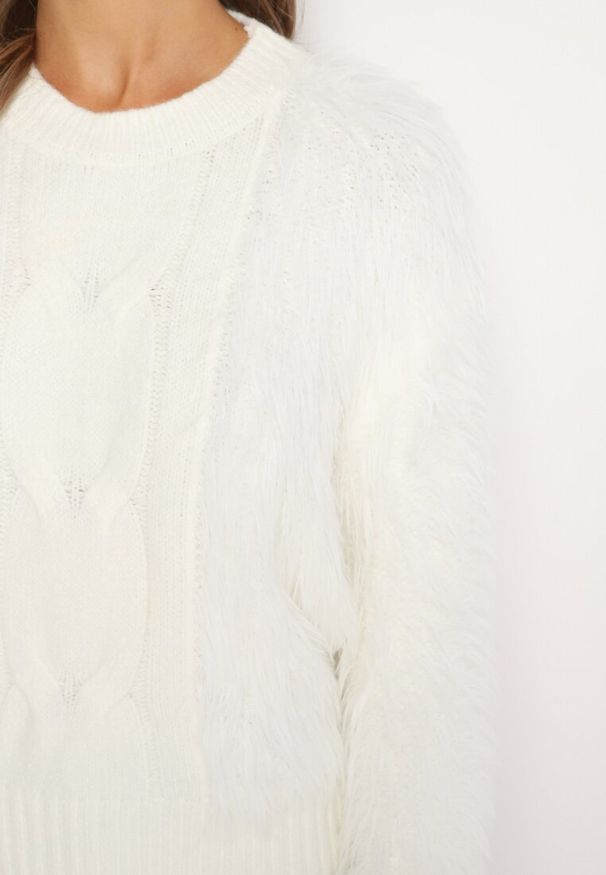 Born2be - Biały Sweter z Długim Włosiem i Dodatkiem Wełny Merithina. Kolor: biały. Materiał: wełna. Długość: długie. Styl: klasyczny, elegancki