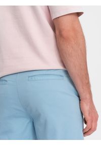 Ombre Clothing - Męskie szorty chinosy z kontrastowym podwinięciem – błękitne V3 W421 - XXL. Okazja: do pracy, na imprezę, na co dzień. Kolor: niebieski. Materiał: bawełna, tkanina, elastan. Długość: krótkie. Wzór: kolorowy. Sezon: lato. Styl: wakacyjny, casual
