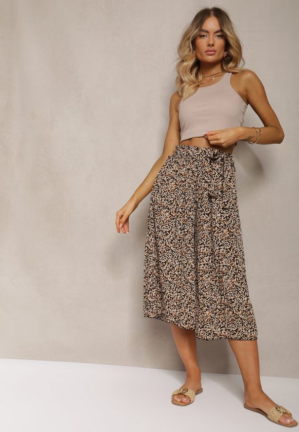 Renee - Czarno-Beżowe Plisowane Spodnie Szwedy High Waist z Materiałowym Paskiem i Gumką w Talii Isefia. Okazja: na co dzień. Stan: podwyższony. Kolor: czarny. Materiał: materiał. Styl: elegancki, casual