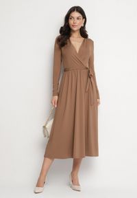 Born2be - Brązowa Sukienka Kopertowa z Wiskozą Wiązana w Talii Drestalia. Okazja: na co dzień. Typ kołnierza: dekolt w kształcie V. Kolor: brązowy. Materiał: wiskoza. Długość rękawa: długi rękaw. Typ sukienki: kopertowe. Styl: casual, klasyczny #3