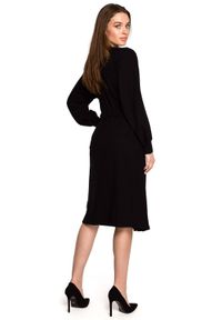 Style - Dzianinowa kopertowa sukienka wiązana na boku czarna. Kolor: czarny. Materiał: dzianina. Typ sukienki: kopertowe