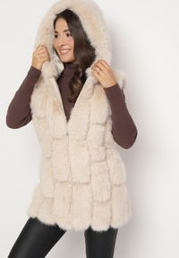 Born2be - Beżowa Kamizelka Futrzana z Kapturem Sophal. Typ kołnierza: kaptur. Kolor: beżowy. Materiał: futro #4
