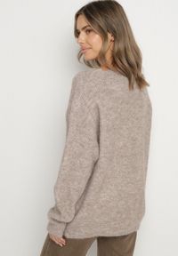 Born2be - Brązowy Sweter z Dodatkiem Wełny i Trójkątnym Dekoltem Esmina. Okazja: na co dzień. Kolor: brązowy. Materiał: wełna. Styl: klasyczny, casual, elegancki #4