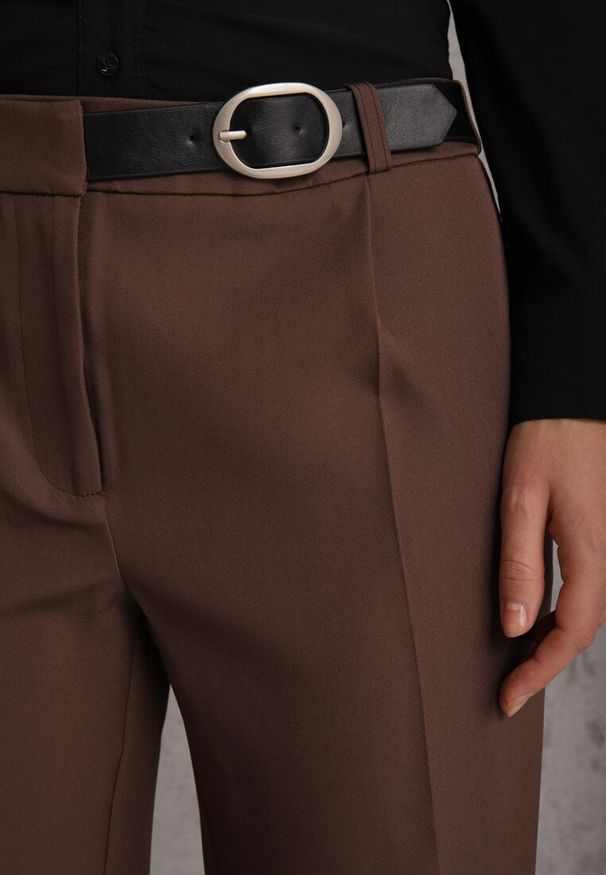 Renee - Brązowe Spodnie Garniturowe na Kant VICES Zdobione Zapięciem z Klamrą Azisore. Okazja: na imprezę. Kolor: brązowy. Materiał: jedwab, skóra. Wzór: aplikacja