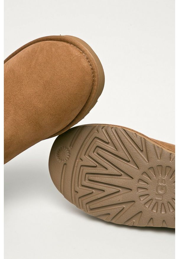 Ugg - UGG - Śniegowce zamszowe Mini Bailey Button Blink. Nosek buta: okrągły. Kolor: brązowy. Materiał: zamsz