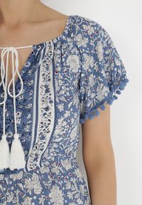 Born2be - Niebieski Kombinezon Hesonia. Kolor: niebieski. Długość rękawa: krótki rękaw. Długość: krótkie. Wzór: ażurowy, aplikacja, kwiaty. Styl: wakacyjny, boho #5