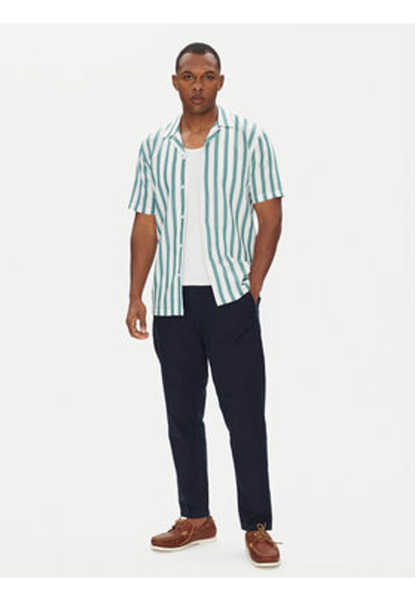 Mustang Chinosy Milano 1016436 Granatowy Tapered Fit. Kolor: niebieski. Materiał: bawełna