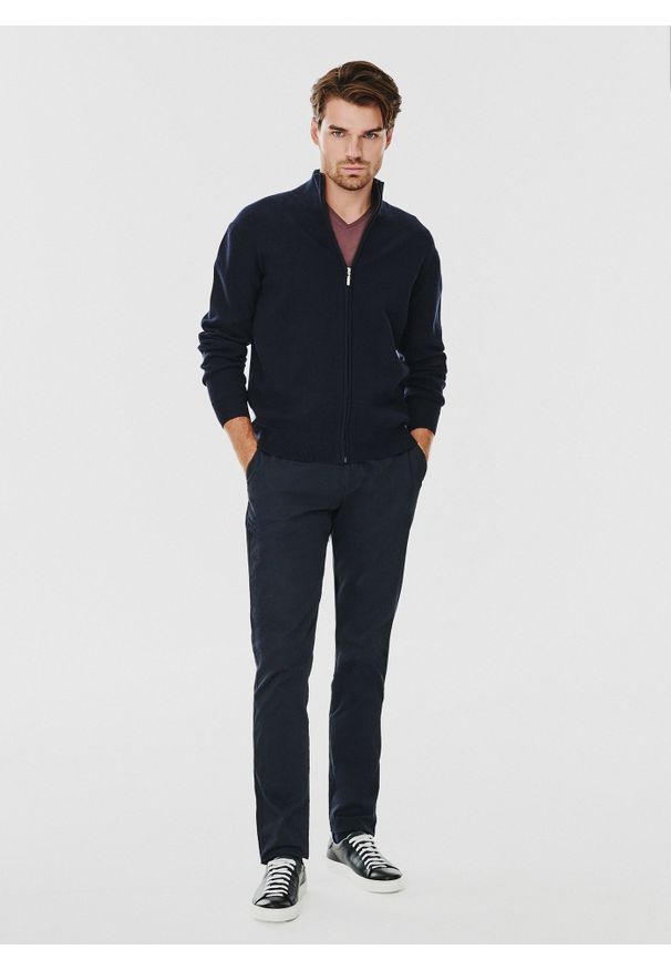 Pako Lorente - PAKO LORENTE – Gładkie spodnie męskie w kolorze granatowym. Kolor: niebieski. Materiał: bawełna, elastan. Wzór: gładki. Styl: klasyczny