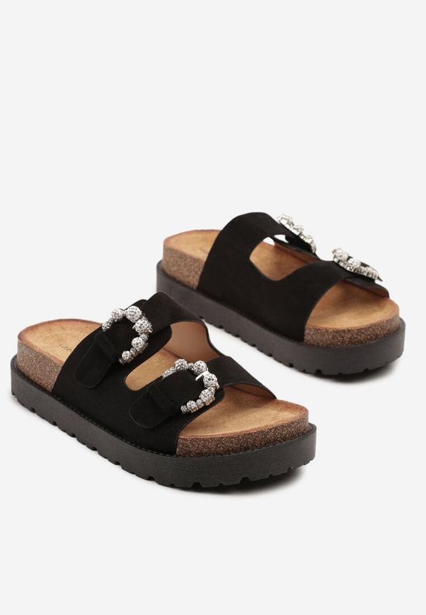 Born2be - Czarne Klapki na Grubej Korkowej Podeszwie z Cyrkoniami Sellio. Okazja: na co dzień. Kolor: czarny. Wzór: aplikacja. Sezon: lato. Styl: casual, elegancki