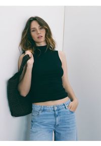 Reserved - Dopasowany top - czarny. Kolor: czarny. Materiał: wiskoza, dzianina #1