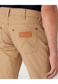 Wrangler - WRANGLER GREENSBORO MĘSKIE SPODNIE MATERIAŁOWE TIGERS EYE W15QDRC20. Materiał: materiał