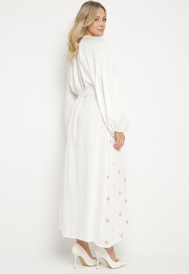 Born2be - Biała Wiskozowa Sukienka o Kroju Oversize z Ozdobnym Haftem Naleniel. Okazja: na co dzień. Kolor: biały. Materiał: wiskoza. Wzór: haft. Typ sukienki: oversize. Styl: casual