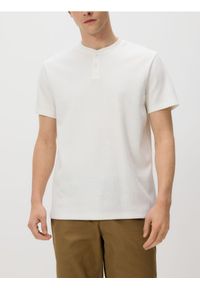 Reserved - T-shirt henley regular fit - złamana biel. Typ kołnierza: typu henley. Materiał: dzianina, bawełna #1