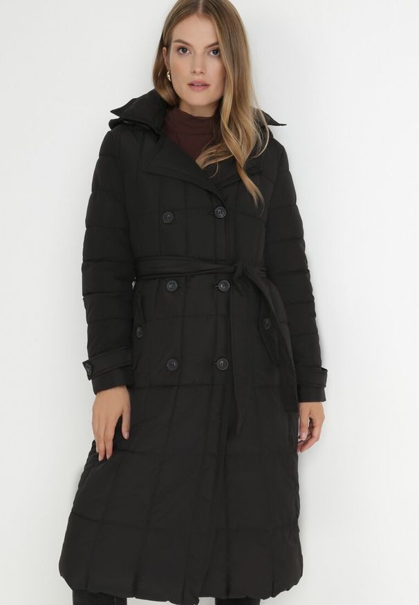 Born2be - Czarna Kurtka Pikowana z Paskiem Gutdat. Okazja: na co dzień. Kolor: czarny. Materiał: materiał. Długość rękawa: długi rękaw. Długość: długie. Sezon: zima. Styl: casual