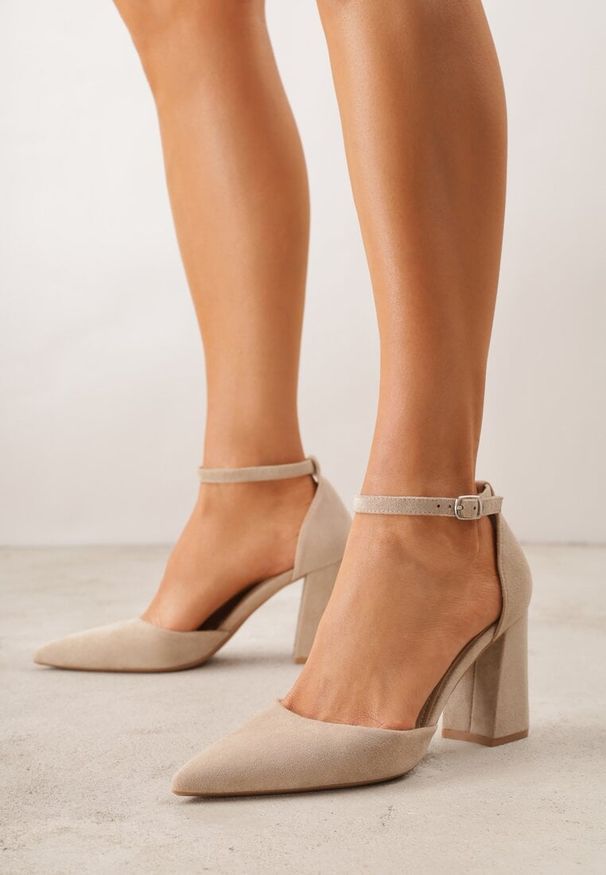 Renee - Ciemnobeżowe Czółenka z Imitacji Zamszu na Słupkowym Obcasie ze Szpiczastym Noskiem Hadina. Okazja: na randkę. Nosek buta: szpiczasty. Zapięcie: pasek. Kolor: beżowy. Materiał: zamsz. Obcas: na obcasie. Wysokość obcasa: średni