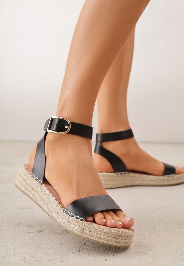 Renee - Czarne Sandały VICES na Platformie z Plecionki z Szerokim Paskiem z Klamrą Jurelle. Okazja: na spacer. Zapięcie: klamry. Kolor: czarny. Materiał: jeans, len. Wzór: haft. Sezon: lato. Obcas: na platformie. Styl: boho