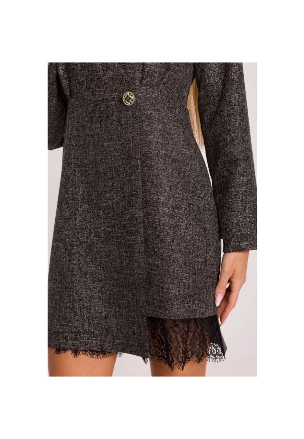 MOE - Elegancka sukienka tweedowa trapezowa kopertowa czarna. Okazja: na randkę, na imprezę. Typ kołnierza: dekolt kopertowy, dekolt w kształcie V. Kolor: czarny, czerwony, różowy. Materiał: tkanina, poliester, dzianina, koronka. Długość rękawa: długi rękaw. Typ sukienki: trapezowe, kopertowe. Styl: elegancki. Długość: mini