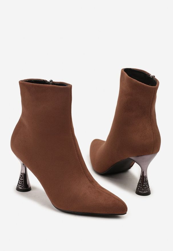 Renee - Brązowe Botki Vices z Noskiem w Szpic na Klepsydrowym Obcasie Cinella. Nosek buta: szpiczasty. Kolor: brązowy. Materiał: skóra. Obcas: na obcasie. Styl: elegancki. Wysokość obcasa: średni